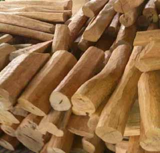 30 thousand sandalwood seized in Hiverkhed | हिवरखेडमध्ये ३0 हजारांचे चंदन जप्त