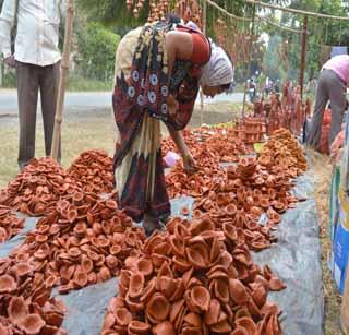In Rajasthan, the taluka of Khamgaon market | खामगावच्या बाजारपेठेत राजस्थानच्या पणत्या In Rajasthan, the taluka of Khamgaon market | खामगावच्या बाजारपेठेत राजस्थानच्या पणत्या