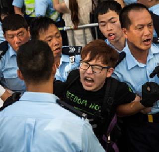 In Hong Kong police protesters beat them severely | हाँगकाँगमध्ये पोलिसांची निदर्शकांना बेदम मारहाण