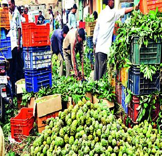 Falling prices of Sathapalas | सीताफळाच्या भावात घसरण