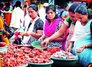 The speed at the Diwali shopping | दिवाळीच्या खरेदीला वेग