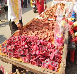 The demand of clay lovers decreased! | मातीच्या पणत्यांची मागणी घटली! The demand of clay lovers decreased! | मातीच्या पणत्यांची मागणी घटली!