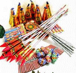 Beware if fireworks are sold on the street! | रस्त्यावर फटाके विकल्यास खबरदार! Beware if fireworks are sold on the street! | रस्त्यावर फटाके विकल्यास खबरदार!