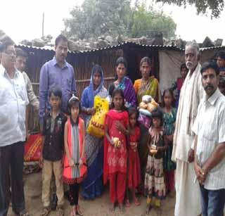 Due to Diwali in Mohidapur | मोहीदेपुरात वंचितांची दिवाळी