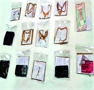 Incidentally, these snakehole thieves are arrested | धुमाकूळ घालणा:या सोनसाखळी चोरांना अटक Incidentally, these snakehole thieves are arrested | धुमाकूळ घालणा:या सोनसाखळी चोरांना अटक