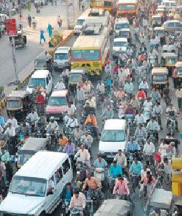 Breathless breath due to bumpy vehicles | उदंड वाहनांमुळे गुदमरतोय श्वास