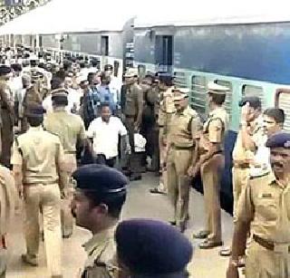 The woman was thrown out of the train after opposing the teasing | छेडछाडीला विरोध केल्याने महिलेला रेल्वेतून फेकले The woman was thrown out of the train after opposing the teasing | छेडछाडीला विरोध केल्याने महिलेला रेल्वेतून फेकले