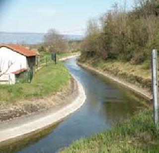 Diversion of natural streams flowed | नैसर्गिक नाल्यांचे प्रवाह वळविले Diversion of natural streams flowed | नैसर्गिक नाल्यांचे प्रवाह वळविले