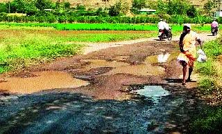 Waiting for tarpaulin: In two months, the passenger's condition due to the open on the road | डांबरीकरणाची प्रतीक्षा : दोन महिन्यांतच रस्त्यावरील खडी उघडी पडल्याने प्रवाशांचे हाल