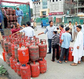Household cylinders costlier | घरगुती सिलेंडर महागले Household cylinders costlier | घरगुती सिलेंडर महागले