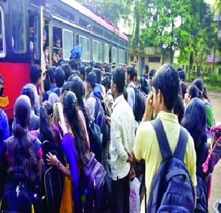 Students of Mangaon need to see ST watt | माणगावच्या विद्याथ्र्याना पाहावी लागते एसटीची वाट Students of Mangaon need to see ST watt | माणगावच्या विद्याथ्र्याना पाहावी लागते एसटीची वाट