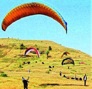 Paragliding enjoying a young man | तरूण लुटताहेत पॅराग्लायडिंगचा आनंद