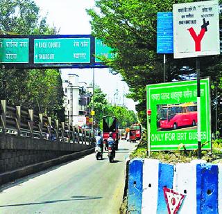 Traffic drivers due to the panels | फलकांमुळेच होतेय वाहतूककोंडी