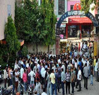 The death of the businessman due to the removal of encroachment | अतिक्रमण काढण्याच्या धसक्याने व्यावसायिकाचा मृत्यू The death of the businessman due to the removal of encroachment | अतिक्रमण काढण्याच्या धसक्याने व्यावसायिकाचा मृत्यू