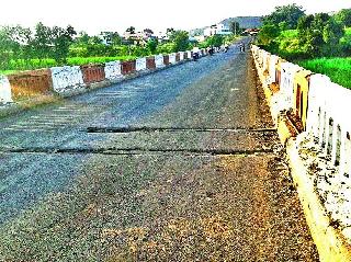 The road to the bridge on the river Taoharad Mohej was broken | ताहाराबाद मोसम नदीवरील पुलाचे रस्ता काम उखडले