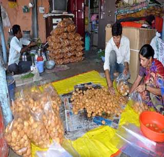 BHEL, Pacha Puri business crore-crore | भेल, पाणीपुरी व्यवसायाची कोटी- कोटी उड्डाणे