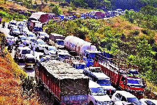 Passengers' accidents: accident in Mohdari Ghat on Nashik-Pune highway; Auto Range | प्रवाशांचे हाल : नाशिक-पुणे महामार्गावरील मोहदरी घाटात अपघात; वाहनांच्या दुर्तफा रांगा