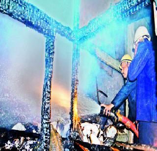 Fire at the Pune railway station building | पुणो रेल्वे स्थानकातील इमारतीला आग