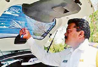 Action on 9 2 vehicles which are black and blue-colored | काळ्या-निळ्या काचा लावणाऱ्या ९२ वाहनांवर कारवाई Action on 9 2 vehicles which are black and blue-colored | काळ्या-निळ्या काचा लावणाऱ्या ९२ वाहनांवर कारवाई