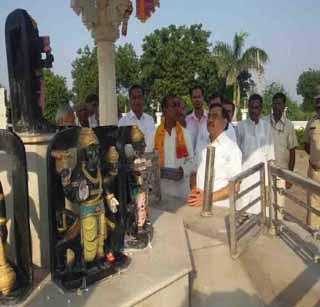 Revenue Minister Khadse meets Shanmandir | महसूल मंत्री खडसे यांची शनिमंदिराला भेट