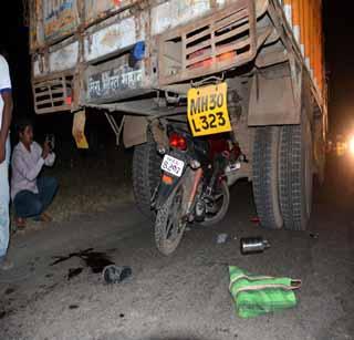 Youth killed after driving motorbike on truck | ट्रकवर मोटारसायकल आदळल्याने युवक ठार