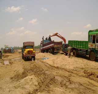 Take action against illegal transporters of sand, ballast | रेती, गिट्टीची अवैध वाहतूक करणा-यांवर कारवाईचा बडगा