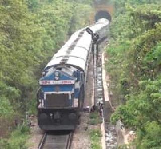 Accident on Konkan Railway due to delayed traffic congestion | ट्रॅकमनच्या प्रसंगावधानामुळे टळला कोकण रेल्वेवरील अपघात