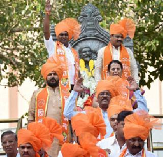 Jai is the leader of the BJP in front of the Shiv Sena on Vidarbha | जय विदर्भावरुन शिवसेनेसमोर भाजपाचे नमते