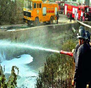 Leaky gasoline fire | गळती झालेल्या पेट्रोलला आग Leaky gasoline fire | गळती झालेल्या पेट्रोलला आग