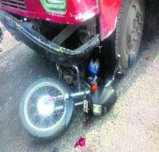 Two people were injured in a road accident | भरधाव बसची दुचाकीला धडकेत दोन जखमी