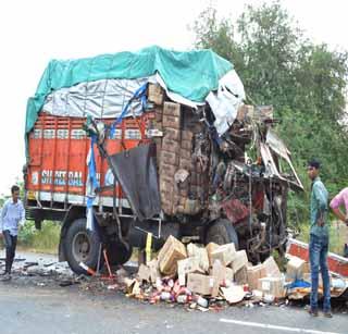 Container-trucks face a face-to-face; One killed, one serious | कंटेनर-ट्रकची समोरासमोर धडक; एक ठार, एक गंभीर Container-trucks face a face-to-face; One killed, one serious | कंटेनर-ट्रकची समोरासमोर धडक; एक ठार, एक गंभीर