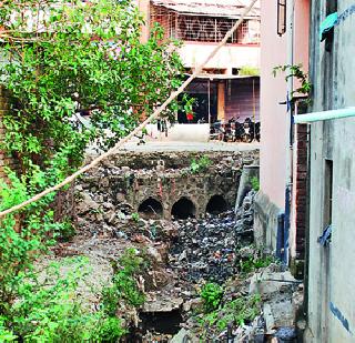 The encroachment of encroachment even in the Nalla | ओढे-नाल्यांमध्येही अतिक्रमणांचा जोर