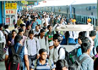 Candidates rushed to the Railway Examination | रेल्वेच्या परीक्षेकडे उमेदवारांनी फिरवली पाठ