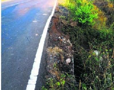 Bridge cracks down! | पुलाच्या कडा खचल्या! Bridge cracks down! | पुलाच्या कडा खचल्या!