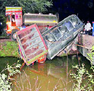 Milk tank collapsed in canal | दुधाचा टँकर कालव्यात कोसळला