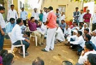 Circle of Tahsildar at Pathrad Goole | पाथ्रड गोळे येथे तहसीलदाराला घेराव Circle of Tahsildar at Pathrad Goole | पाथ्रड गोळे येथे तहसीलदाराला घेराव