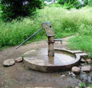 Ignore hand pump repair | हातपंप दुरूस्तीकडे दुर्लक्ष Ignore hand pump repair | हातपंप दुरूस्तीकडे दुर्लक्ष