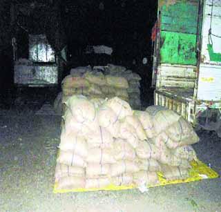 Japa, a treasure house worth four and a half lakhs in Gelgaon | आलेगावात साडेचार लाखांचा मोह साठा जप्त्र Japa, a treasure house worth four and a half lakhs in Gelgaon | आलेगावात साडेचार लाखांचा मोह साठा जप्त्र