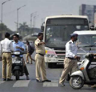 Police action for traffic control | वाहतूक नियंत्रणासाठी पोलिसांची कारवाई सुरू