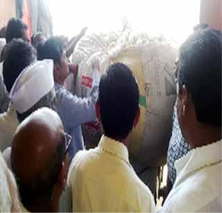 Start of cotton buys in Karanjalad market committee | कारंजालाड बाजार समितीत कापूस खरेदीस प्रारंभ Start of cotton buys in Karanjalad market committee | कारंजालाड बाजार समितीत कापूस खरेदीस प्रारंभ
