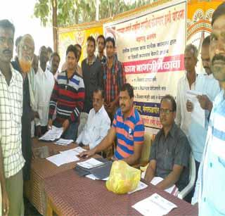 500 workers demanded employment | ५00 मजूरांनी केली रोजगाराची मागणी 500 workers demanded employment | ५00 मजूरांनी केली रोजगाराची मागणी