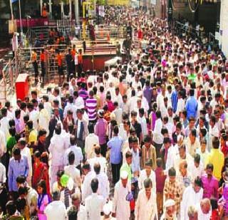 Five lakh devotees took Shaniyadarshan | पाच लाख भाविकांनी घेतले शनीदर्शन Five lakh devotees took Shaniyadarshan | पाच लाख भाविकांनी घेतले शनीदर्शन
