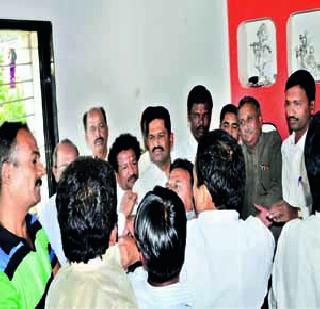 Activist caught the cows of the MP | कार्यकत्र्यानी पकडली सेना खासदाराची गचांडी Activist caught the cows of the MP | कार्यकत्र्यानी पकडली सेना खासदाराची गचांडी