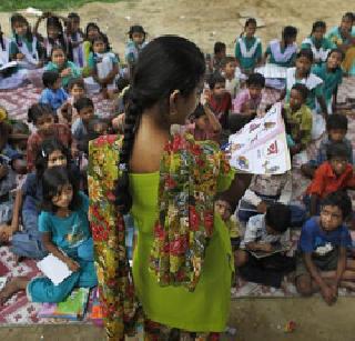 The literacy rate of the country increased by 10% in 10 years | १० वर्षात देशातील साक्षरतेचे प्रमाण फक्त १० टक्क्यांनी वाढले