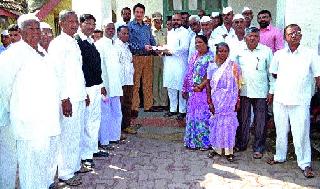 Tantamukti's five lakhs award in Navane Gava | निवाणे गावास तंटामुक्तीचा पाच लाखांचा पुरस्कार Tantamukti's five lakhs award in Navane Gava | निवाणे गावास तंटामुक्तीचा पाच लाखांचा पुरस्कार