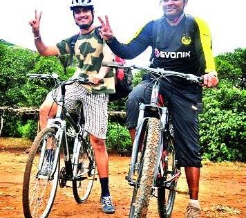 Two jigabankasakanake bakake to attack kokan! | दोघा जिगरबाजांची कोकण कड्यावर सायकलने स्वारी! Two jigabankasakanake bakake to attack kokan! | दोघा जिगरबाजांची कोकण कड्यावर सायकलने स्वारी!