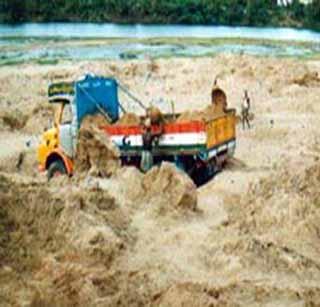 Action on 5 vehicles carrying illegal sand transit | अवैध रेती वाहतूक करणा-या ५ वाहनांवर कारवाई Action on 5 vehicles carrying illegal sand transit | अवैध रेती वाहतूक करणा-या ५ वाहनांवर कारवाई