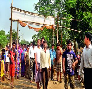 Locals struggle for toilets | शौचालयासाठी स्थानिकांचा लढा