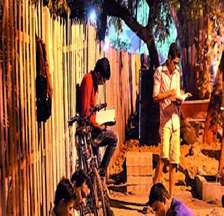 Roadmap blazed in the wake of social media | सोशल मीडियाच्या आक्रमणातही रस्त्यावरील अभ्यासिका फुललेल्या Roadmap blazed in the wake of social media | सोशल मीडियाच्या आक्रमणातही रस्त्यावरील अभ्यासिका फुललेल्या