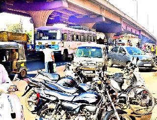 Transportation of Nashik Road collapsed | नाशिकरोडला वाहतुकीचे नियोजन कोलमडले Transportation of Nashik Road collapsed | नाशिकरोडला वाहतुकीचे नियोजन कोलमडले